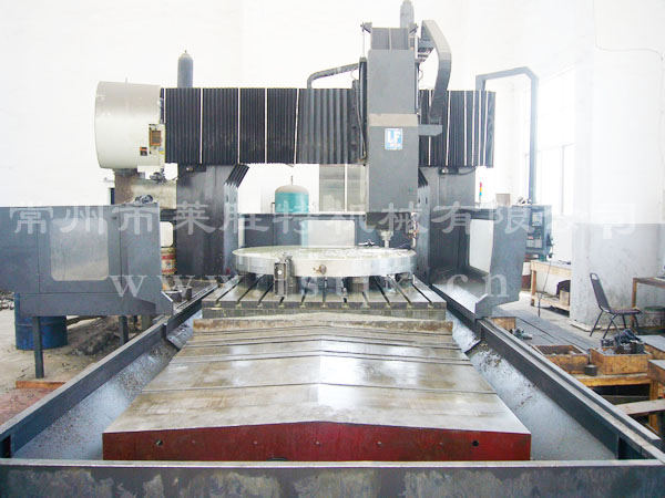 萊勝特機(jī)械攻克特大型深孔管板加工任務(wù)(圖3) 2.5米加工中心
